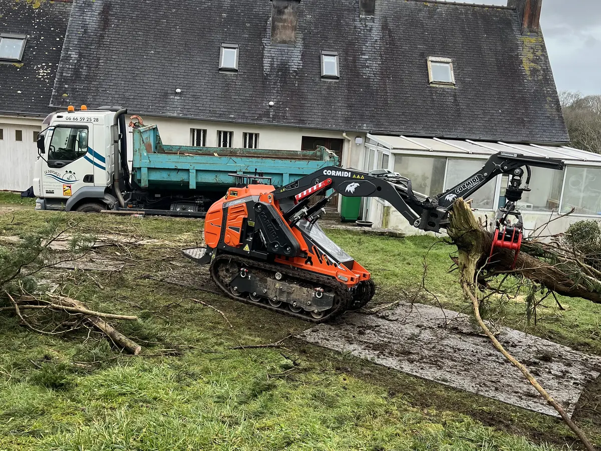 Matériel professionnel de Cygne Élagage sur un chantier d’abattage